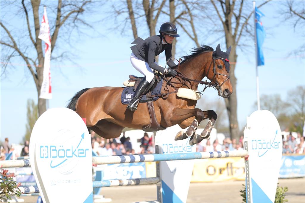 Kaya Lüthi reitet beim Großen Preis der Konkurrenz davon - Marie Ligges mit achtbarem Ergebnis Marie Ligges und Corcovado landeten auf einem beachtlichen 14. Platz.