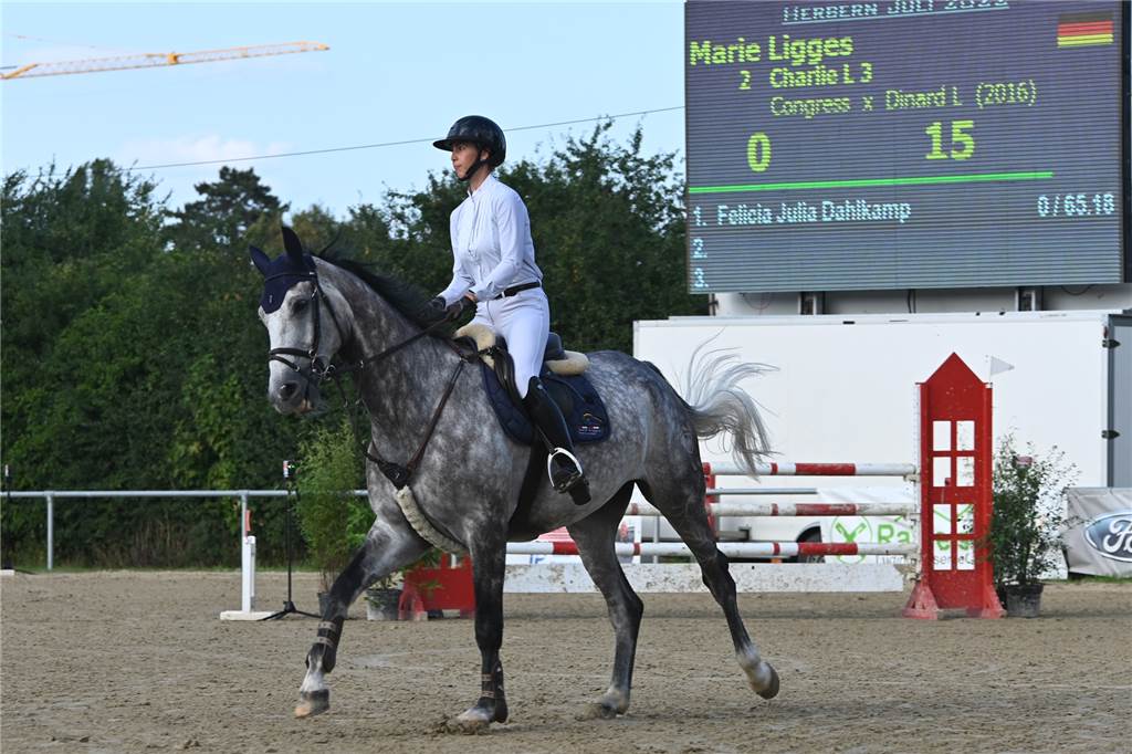 Spannendes Ende bei Herberner Reitturnier: Lutz Gripshöver gewinnt S-Springen hauchdünn Marie Ligges war an mehreren Turniertagen dabei - unter anderem hier am Samstag auf Charlie. Auf das S-Springen am Sonntag verzichtete sie.