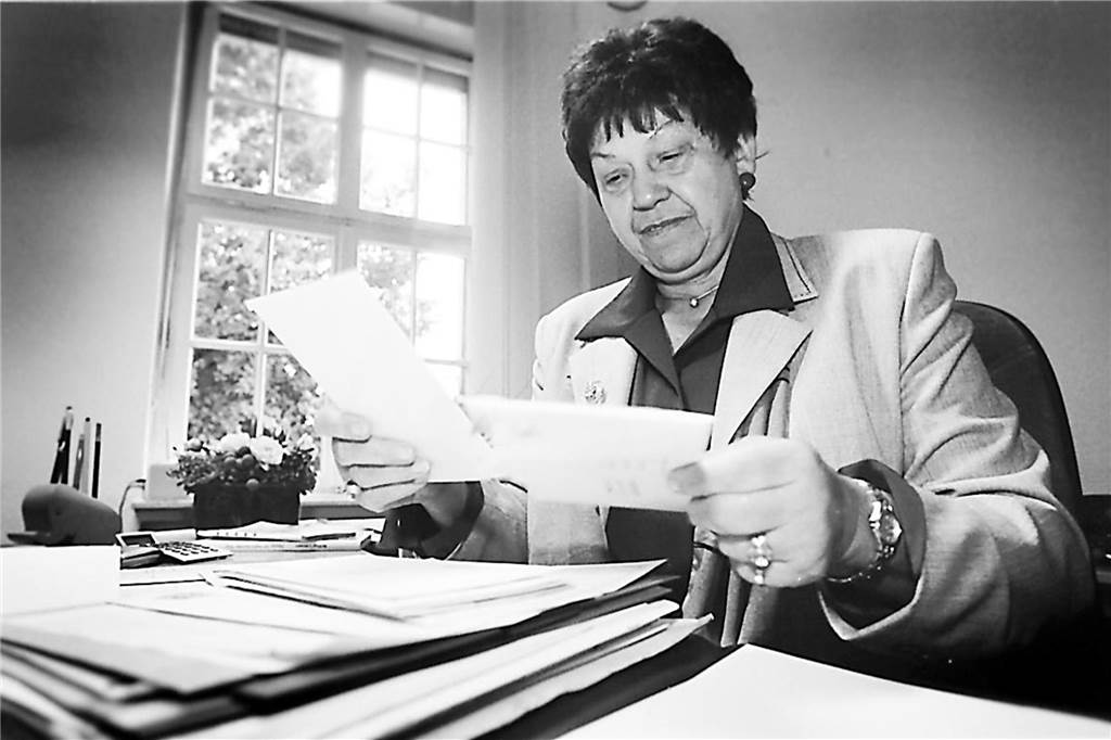Frauen und Kommunalpolitik: „Frauen müssen immer mehr leisten als Männer“ Marie-Lis Coenen als frisch gewählte Bürgermeisterin. Das Bild wurde am 4. Oktober 1999 aufgenommen.