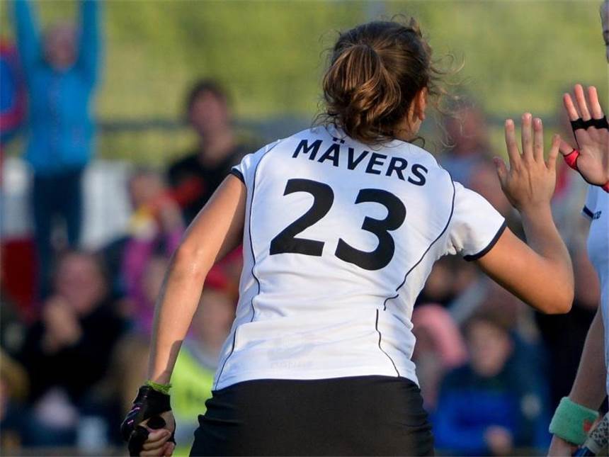 Deutsche Hockey-Damen besiegen Südkorea mit 3:2 Marie Mävers (l) klatscht nach einem Treffer gegen Südkorea mit einer Teamkameradin ab. Foto: Axel Heimken
