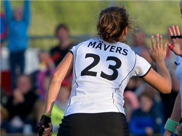 Marie Mävers (l) klatscht nach einem Treffer gegen Südkorea mit einer Teamkameradin ab. Foto: Axel Heimken