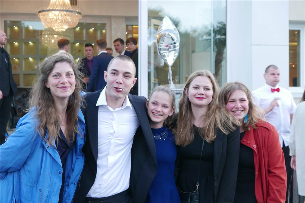 Robert, Luise und ihre fünf Kinder - wie eine Patchworkfamilie ihr Leben meistert Marie, Paul, Leah, Nele und Henriette (v.l.) bei Pauls Abiturfeier.