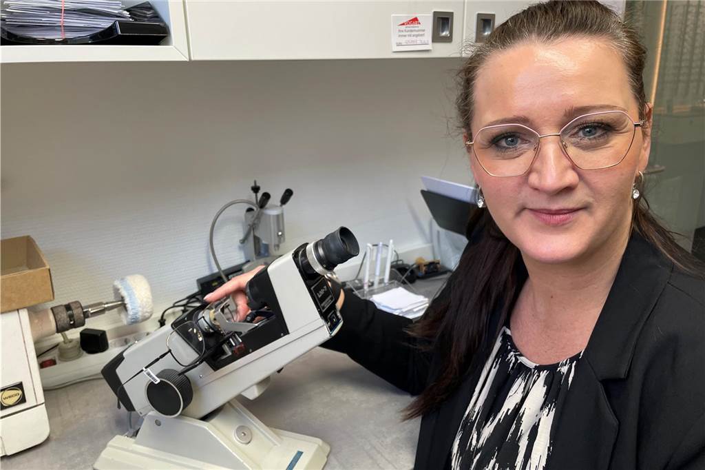 Augenoptikermeisterin Marie Petzold in der Werkstatt des Optiker-Ladens IGA Optic & Akustik Lüdo