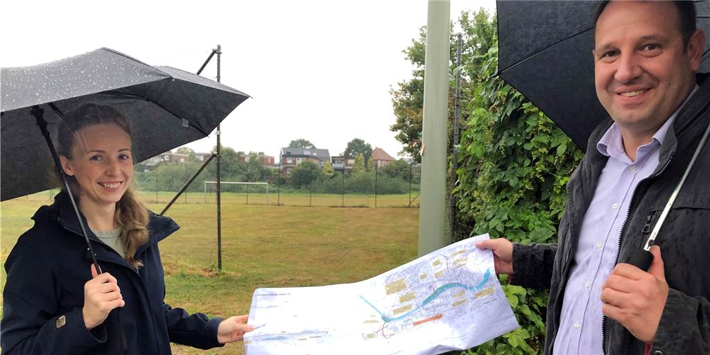 Molkereiweg in Stadtlohn: Schrebergärten müssen weichen, Bolzplatz bleibt Marie Theres Derksen und Gerd Große Fericks haben die Pläne für die naturnahe Berkelaue am Molkereiweg vorgestellt.