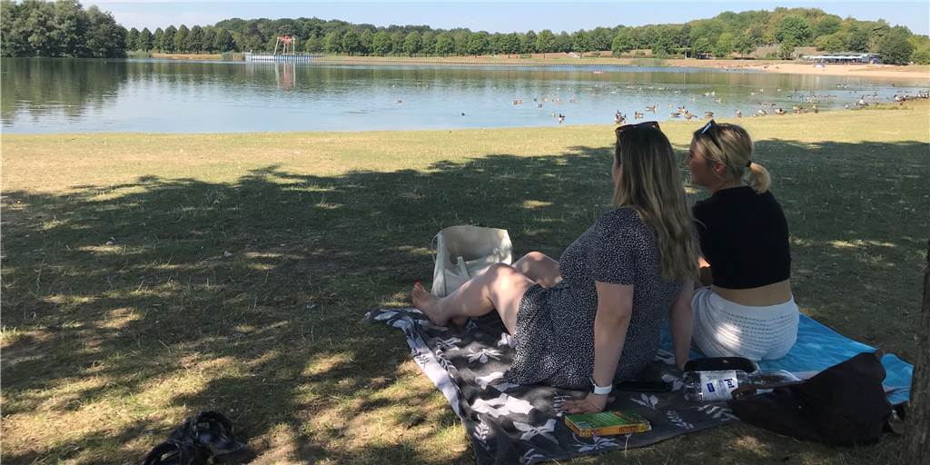 Freibad-Check Horstmarer See: Kostenloser Badespaß mitten in der Natur Marie Thiemann und Natalia Szczendzina genießen die sommerlichen Temperaturen am Horstmarer See. Der lauschige Badeplatz mitten in der Natur ist für der schönste See in der Gegend.