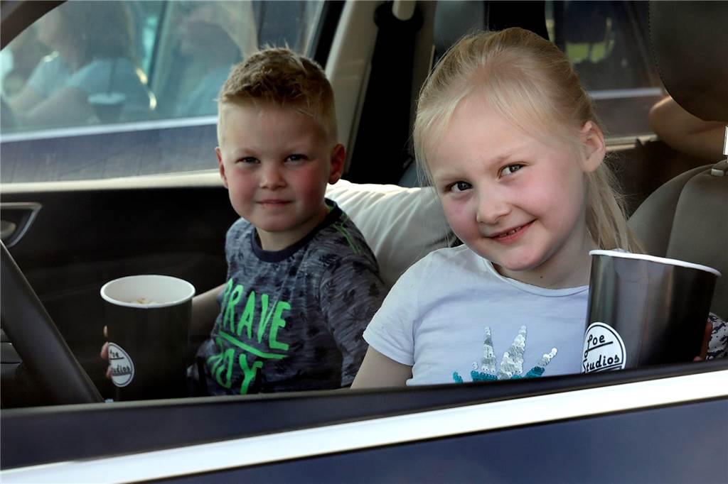 Marie und Jakob Rodenkirchen durften fürs Autokino vorne sitzen.