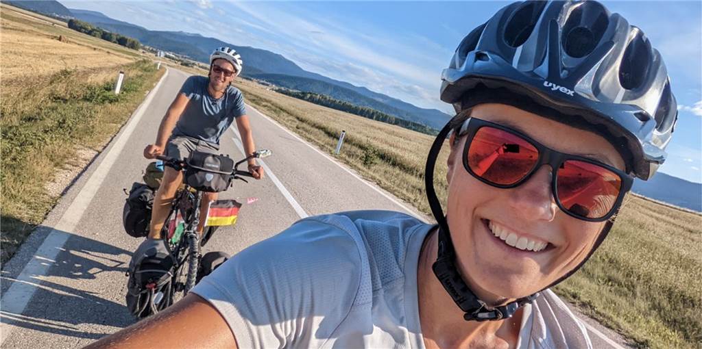 Unterwegs daheim: Endlich geht‘s dorthin, wo Marielle und Henning hinwollten Marielle Oberkandler und Henning Vengels fahren auf Fahrrädern auf einer Straße.