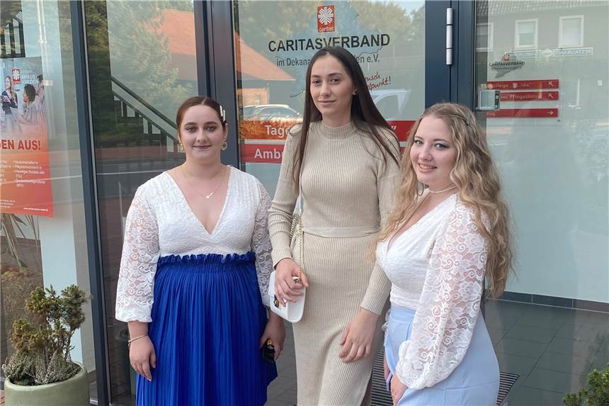 Drei junge Albanerinnen schließen mit Erfolg in Heek ihre Ausbildung ab Marieta, Alma und Artemisjia haben mit Erfolg ihre Prüfung bestanden.