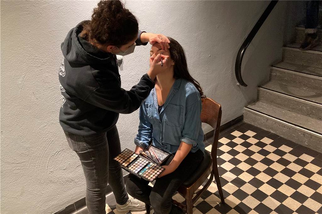 Lüner bringt Zeitreise ins Kino: Buch „Die erste Bahn“ wird verfilmt Marilyn Pardo wird für ihre Rolle als Tanja geschminkt.
