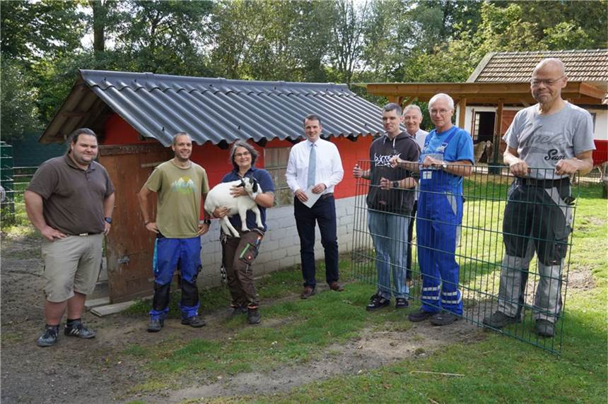 Gehege im Dorstener Tierheim vergrößert - Ziegen haben mehr Auslauf Marina Hinz (3.v.l.), stellvertretend für das Dorstener Tierheim, freut sich über ein größeres Ziegengehege. Möglich gemacht hat das das Engagement von Rainer (2.v.r.) und Sebastian Schikora (4.v.r.) und die Initiative „Westenergie aktiv vor Ort“. Mit dabei waren weitere freiwillige Helfer sowie Bürgermeister Tobias Stockhoff (4.v.l.) und Dirk Wißel, Westenergie (3.v. .).