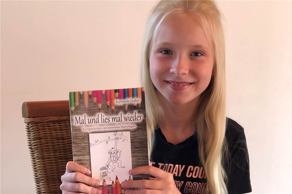 Marina Kendziora präsentiert das Kinderbuch „Mal und lies mal wieder“. Dieses Buch ist übrigens in extra großer Schrift verfasst, damit die Kinder auch selber leicht darin lesen können.
