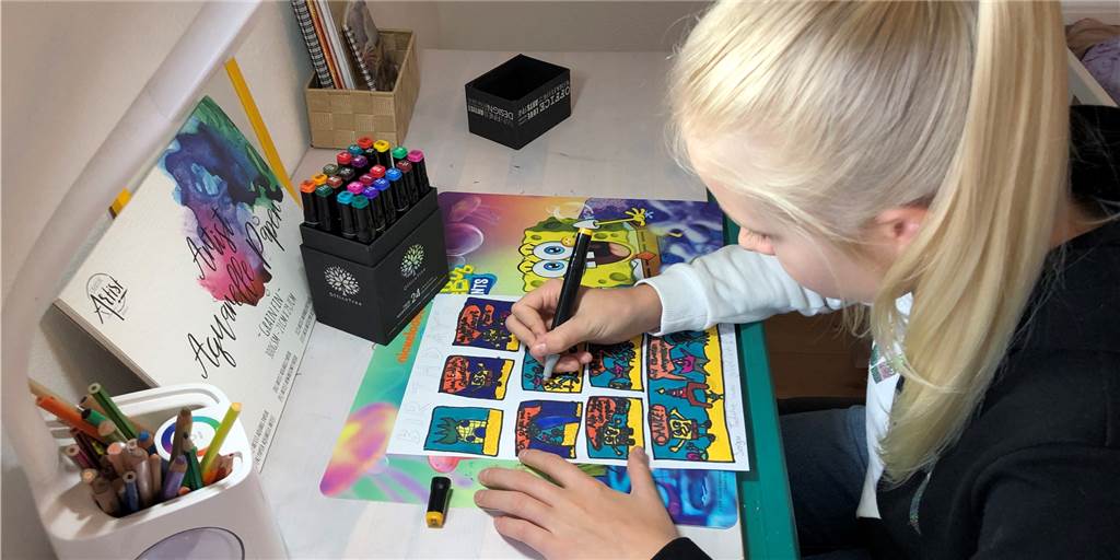 Marina Kendziora aus Haltern, Schülerin der fünften Klasse, illustrierte ein Kinderbuch der Schweizer Autorin Raymonde Graber. Der Hattinger Verlag möchte gern weiterhin mit der Elfjährigen arbeiten. Aktuell zeichnet sie einen eigenen Comic mit ihren neuen „Layoutmarkern“.