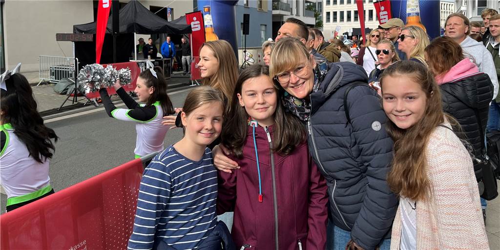 Super Stimmung beim Halbmarathon 2022 in Dortmund: Familie Piel feuert Läufer Olaf an Marina Piel mit ihren Zwillingen Louisa und Emilia sowie deren Freundin Nele am Zieleinlauf des Halbmarathons: Sie warten auf den sportlichen Papa und Ehemann Olaf mit der Startnummer 9.