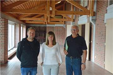Marina Prott und Tobias Nathaus (l.) sowie Edmund Tyczewski vom städtischen Gebäudemanagement im früheren Stadthallenrestaurant. Das rund 30 Jahre alte Gebäude soll fit gemacht werden für die Zukunft.