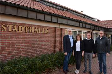 Marina Prott und Tobias Nathaus pachten von der Stadt die Olfener Stadthalle. Bevor sie starten, investiert die Stadt kräftig in Technik und Ausstattung. Über die Zusammenarbeit freuen sich Bürgermeister Wilhelm Sendermann (l.) und Markus Freck (r.).