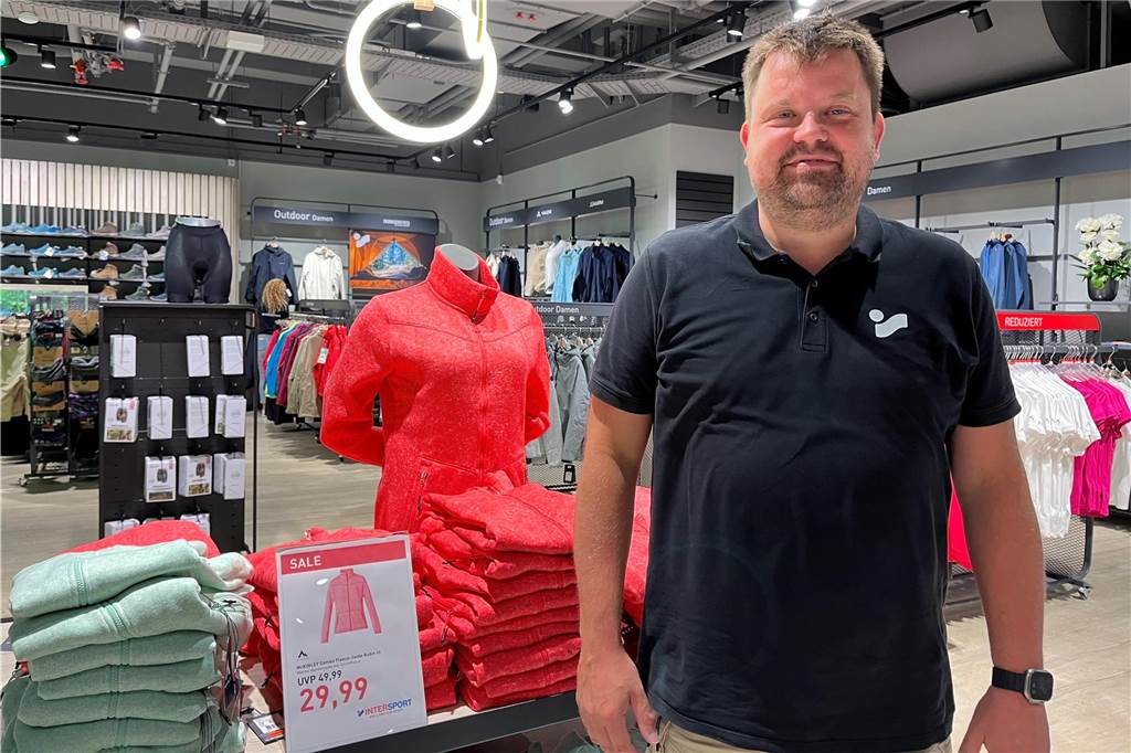 Sommerkleidung weicht aus Geschäften: Preise fallen um bis zu 70 Prozent Marinus Kösters setzt bei Intersport in Dorsten