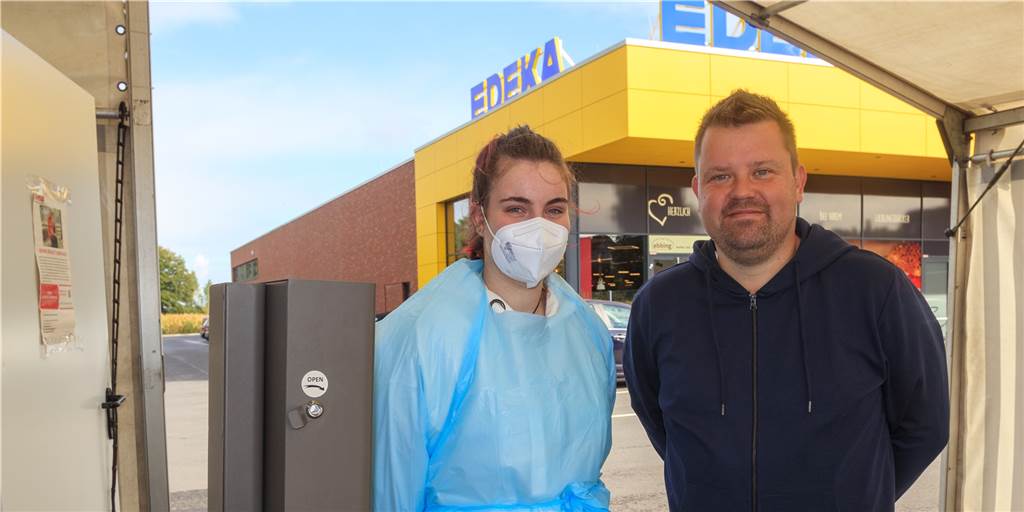 Punktlandung: Teststelle zum Edeka umgezogen – „Für alle einfacher“ Marinus Kösters und Team sind am Wochenende zum neuen Standort auf dem Edeka-Parkplatz umgezogen. Der avisierte Termin konnte eingehalten werden, das erste Feedback ist positiv.
