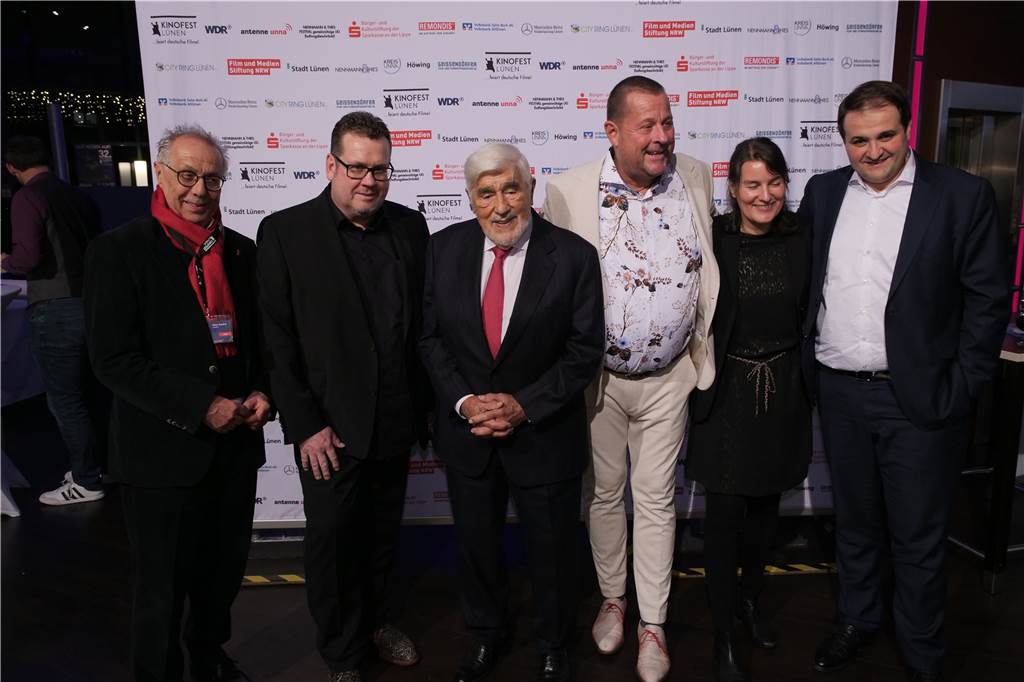 Kinofest: Mario Adorf kam, sah und lobte Künstler Andrzej Irzykowski Mario Adorf (3.v.l.) mit Laudator Dieter Kosslick (v.l.), den Kinofestveranstaltern Lutz Nennmann und Meinolf Thies und der künstlerischen Festivalleiterin Sonja Hofmann.