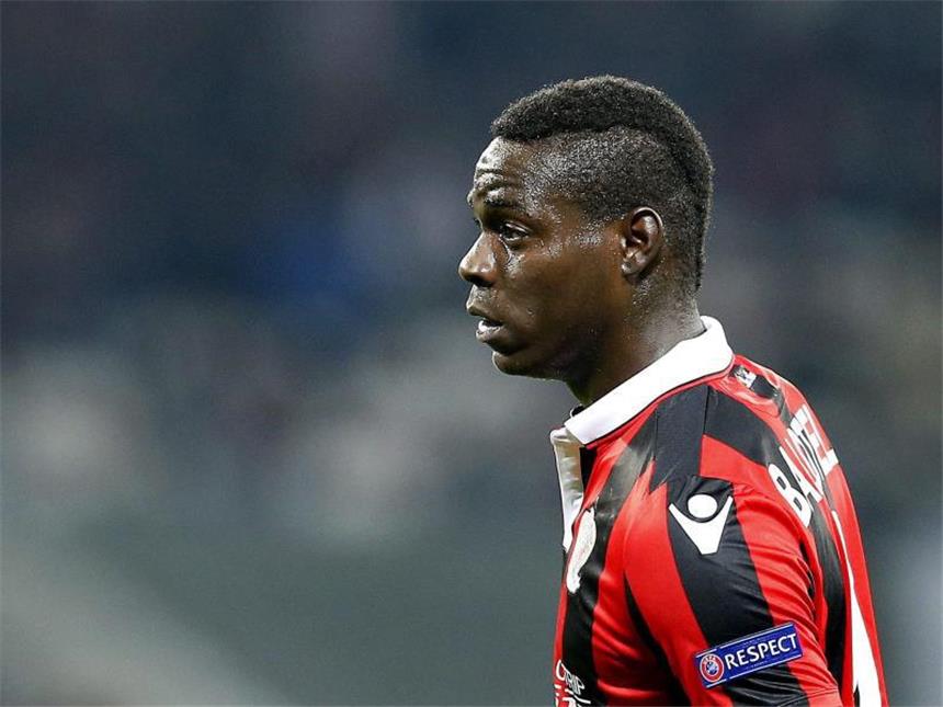 Balotelli beklagt Affenlaute auf Korsika Mario Balotelli hat sich über rassistische Beleidigungen beim Auswärtsspiel in Bastia beklagt. Foto: Sebastien Nogier