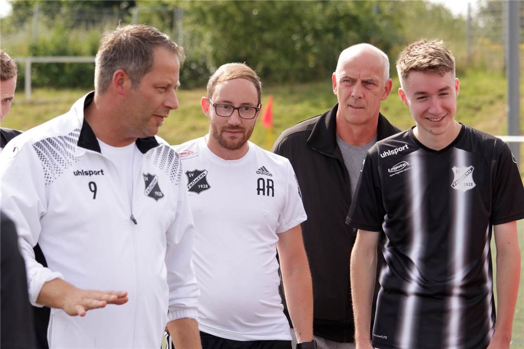 Frömerns Co-Trainer Gerd Rödiger nach Basler-Spiel: „Für die Jungs war es ein Highlight“ Mario Basler (2.v.r.) lauscht den Worten von Gerd Rödiger (l.). In Sachen Teamansprache konnte der Ex-Profi hier noch etwas lernen.