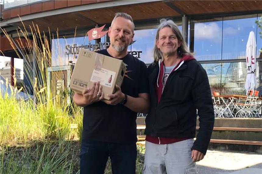 Ahauser Hobbybrauer-Duo gehört zu den besten 23 Bierbrauern Deutschlands Mario Dönnebrink (l.) und Hennes Nienhaus kurz vor der Abgabe ihres Wettbewerbsbieres in Stralsund.