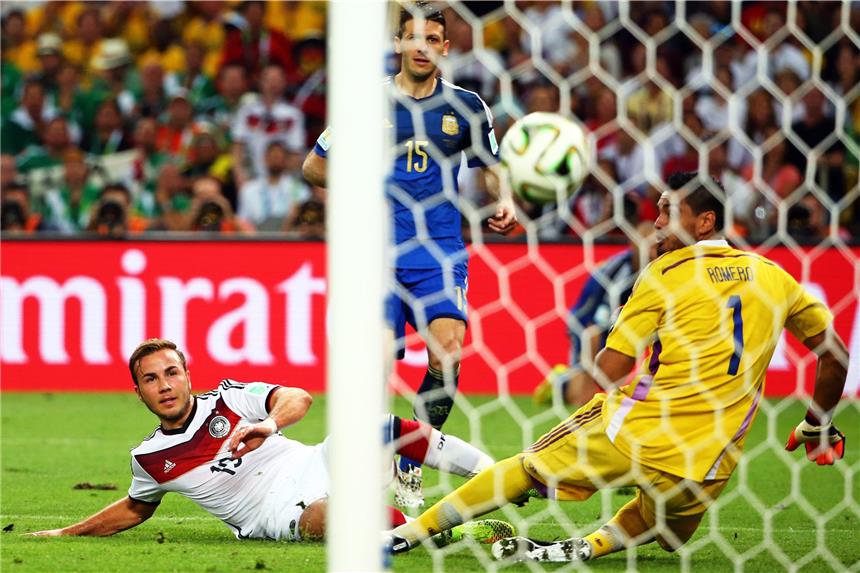 Mario Götze schießt im Finale der Fußball-Weltmeiterschaft das entscheidende Tor gegen den Torhüter von Argentinen, Sergio Romero: Der Wasserverbrauch sank danach in NRW auf den Tiefstand des Tages.