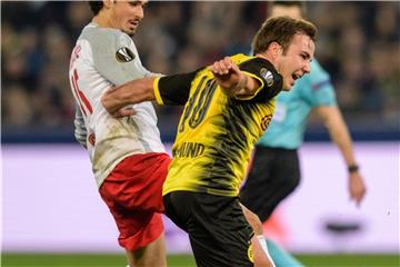 Mario Götze von Borussia Dortmund im Zweikampf um den Ball. Foto: Matthias Balk