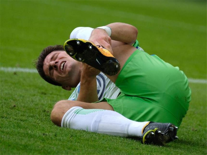 Nationalspieler Gomez droht Ausfall - "Er läuft mit Stützen" Mario Gomez hatte sich während der ersten Halbzeit bei einer Torchance verletzt und musste ausgewechselt werden. Foto: Peter Steffen