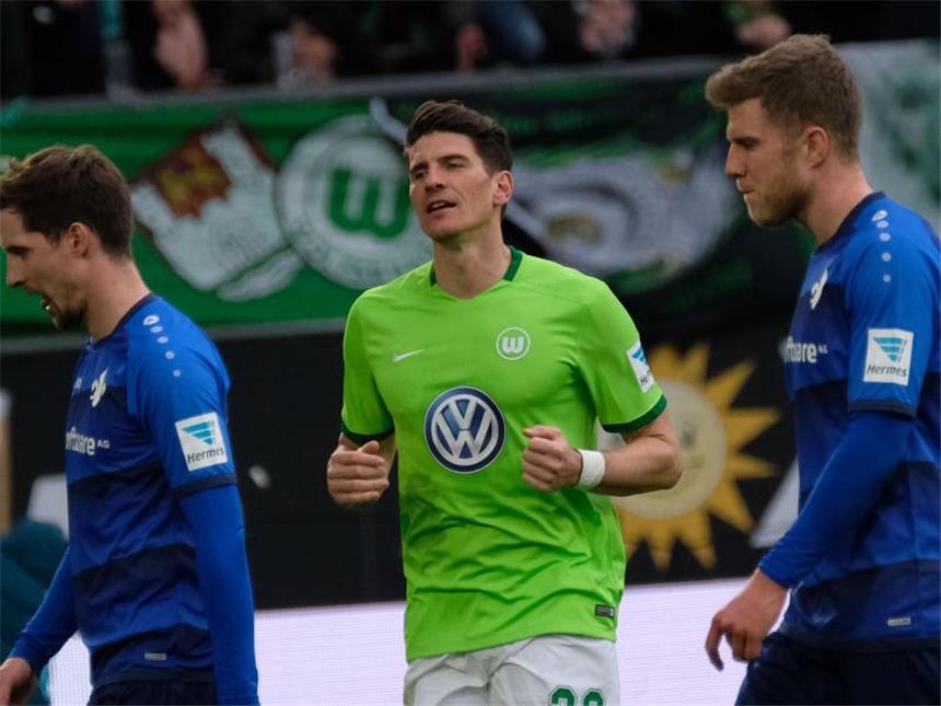 Gomez schießt Wolfsburg zum Sieg gegen Darmstadt Mario Gomez (M) hat das Tor zum 1:0 gegen Darmstadt erzielt. Foto: Peter Steffen