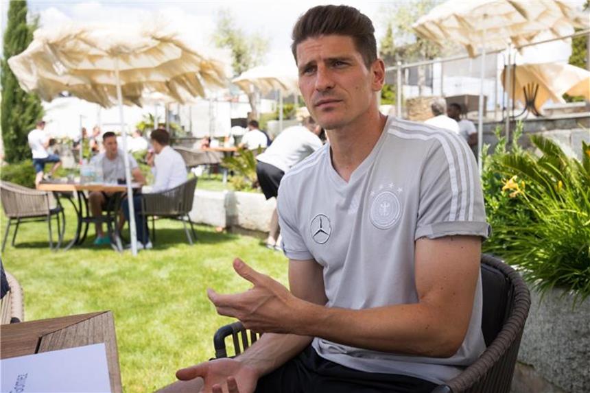 Mario Gomez steht ungern im Mittelpunkt Mario Gomez mag keinen Rummel um seine Person. Foto: Christian Charisius