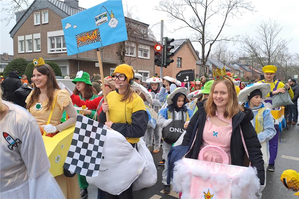 Kinderkarnevalszug: Die Holsterhausener können es noch! "Mario Kart" auf dem Holsterhausener Kinderkarnevalszug.
