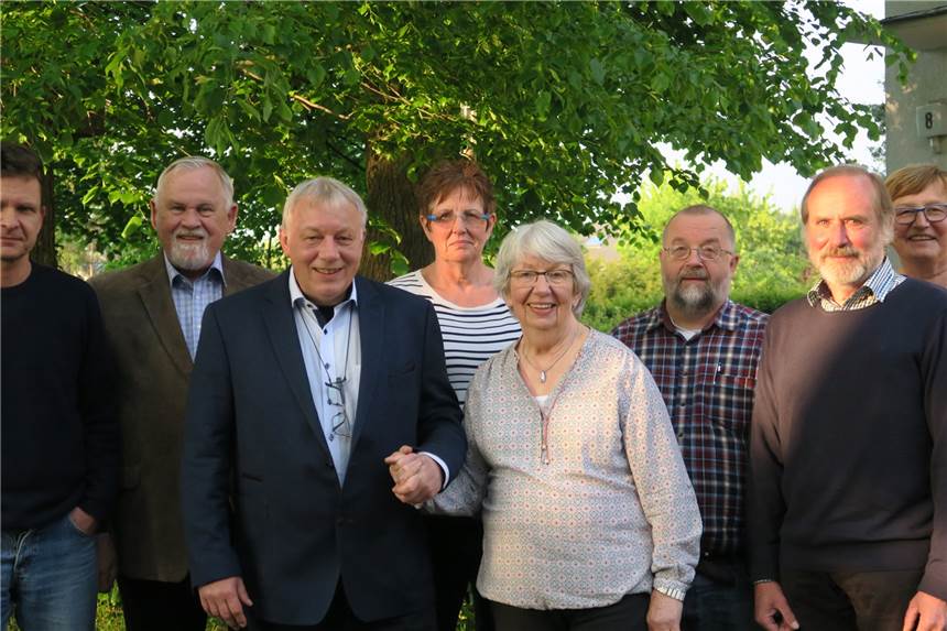 Schutzgemeinschaft Fluglärm: Nach 29 Jahren Kampf hat Urslua Wirtz nun einen Nachfolger Mario Krüger und Ursula Wirtz (vorne) gehen Hand in Hand gegen Fluglärm.