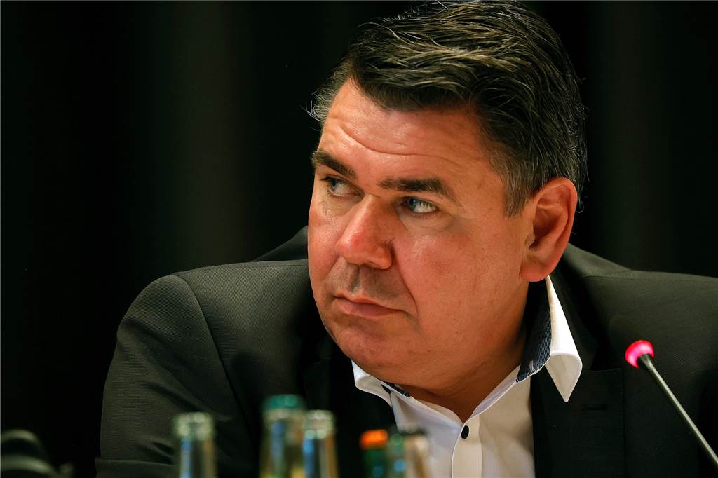Landrat Mario Löhr kauft Hofstelle und sorgt damit für Spekulationen Mario Löhr ist Landrat des Kreises Unna (hier bei einer Kreistagssitzung). Der ehemalige Selmer Bürgermeister wohnt mit seiner Familie weiter in Selm - künftig am Hüttenbachweg.