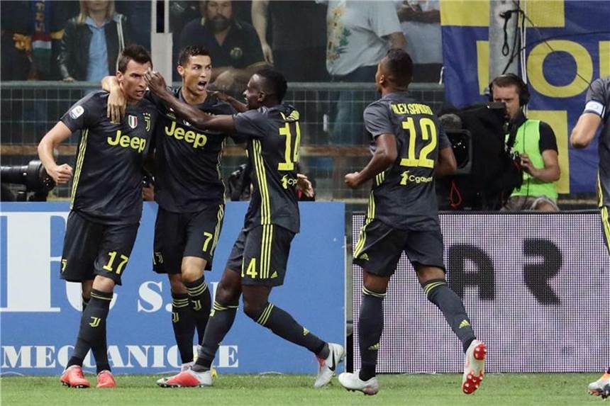 Turin: Cristiano Ronaldo auch beim dritten Sieg ohne Tor Mario Mandzukic (l) jubelt mit Cristiano Ronaldo (2.v.l) und weiteren Mitspielern über seinen Treffer zum 1:0. Foto: E. Baracchi/ANSA/AP