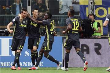 Mario Mandzukic (l) jubelt mit Cristiano Ronaldo (2.v.l) und weiteren Mitspielern über seinen Treffer zum 1:0. Foto: E. Baracchi/ANSA/AP