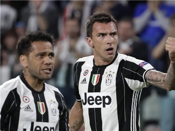 Mario Mandzukic (r.) hat seinen Vertrag bei Juventus Turin bis 2020 verlängert. Foto: Luca Bruno