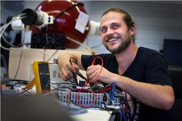 Mario Mohr (28) bei seinem Ausbildungsberuf als „Elektroniker für System und Geräte“. In dem E-Labor des Fraunhofer Institus baut, testet und repariert er Prototypen für das Unternehmen.
