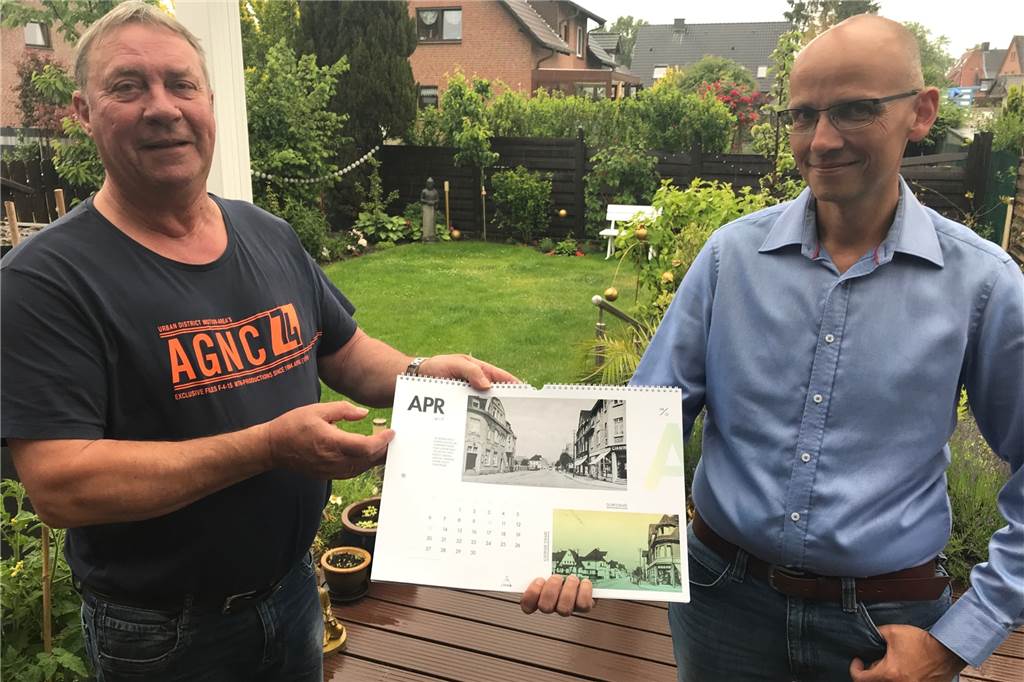 Stadtteilverein ändert seinen Plan zum 800. Geburtstag von Ickern Mario Pallasch (l.) und Marc Frese vom Stadtteilverein Mein Ickern mit dem diesjährigen Ickern-Kalender, der zum 800. Geburtstag des Stadtteils erschienen ist.