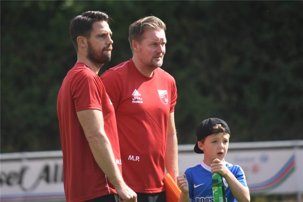 Mario Plechaty ist bester Trainer der Hinrunde: Dank an einen Ehemaligen des FC Nordkirchen Mario Plechaty (2.v.l.) ließ auch seinen ehemaligen spielenden Co-Trainer beim FC Nordkirchen, Marcel Stiepermann, nicht unerwähnt.