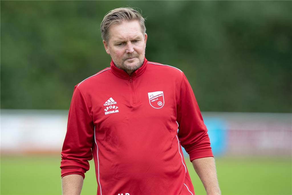 Wöchentlich grüßt das Murmeltier: Wie sich Trainer-Konkurrenten untereinander helfen Mario Plechaty holt sich Informationen bei Trainer-Kollegen.