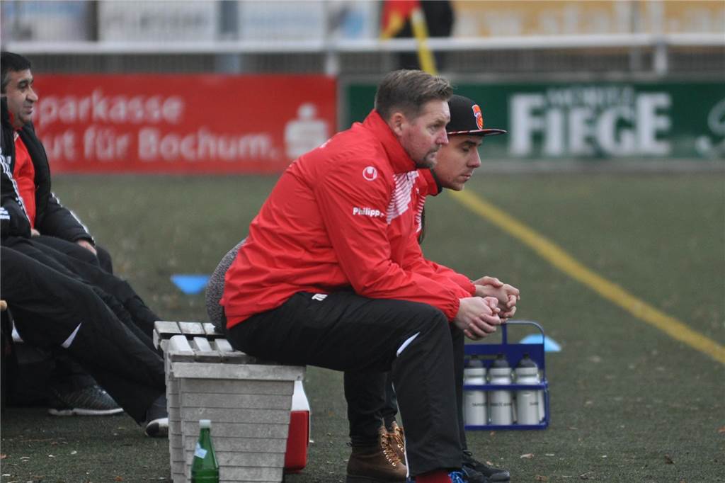 Wortbruch im Amateurfußball: Mario Plechaty sieht „Charakterfrage“ Mario Plechaty sitzt auf einer Bank am Spielfeldrand und trägt eine Jacke des Lüner SV.