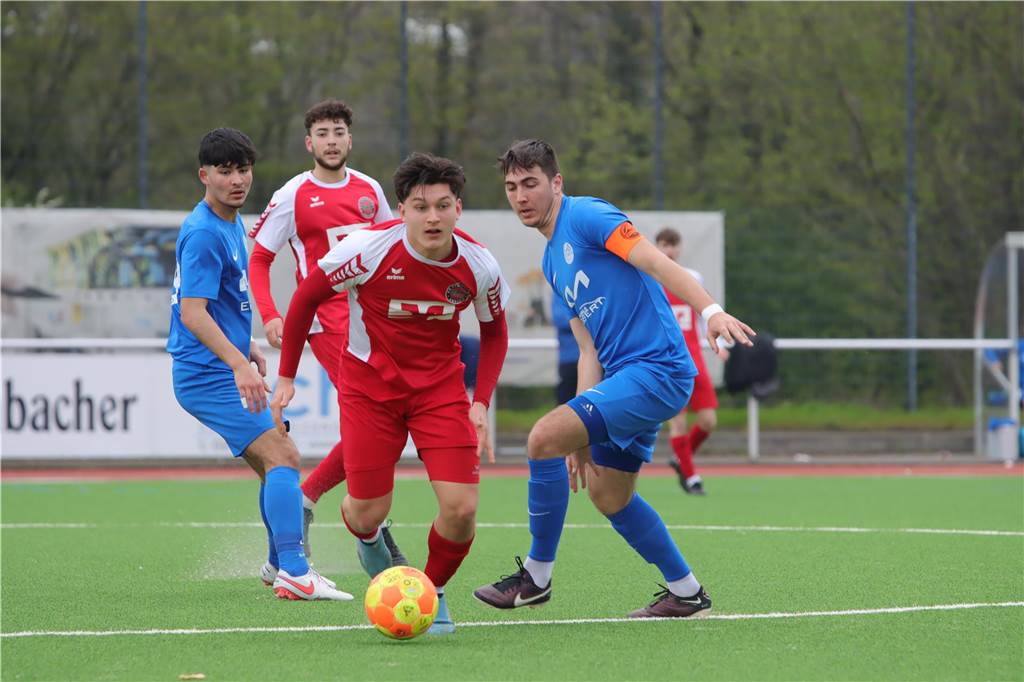 TuS Haltern schnappt sich Talent des VfB Waltrop: Kapitän des U19-Westfalenliga-Teams kommt Mario Scharf (r.), hier im Einsatz als Kapitän der U19-Junioren des VfB Waltrop.