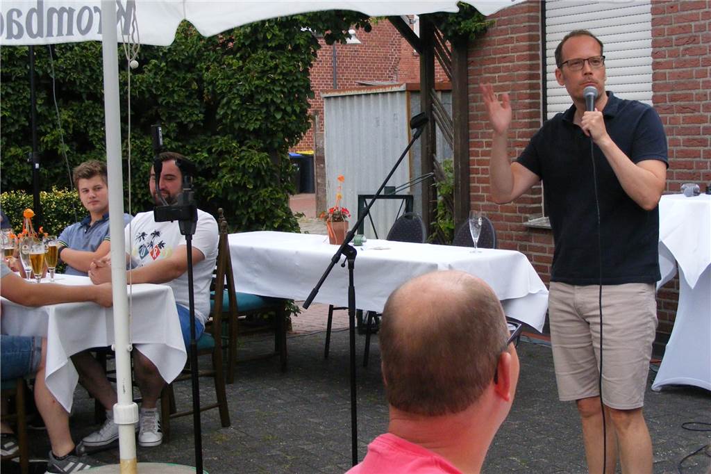 Frontalangriff aufs Zwerchfell bei der Mixed-Comedy-Show in Ottenstein Mario Siegesmund erzählte von schrägen Erlebnissen aus seinem Familienleben.