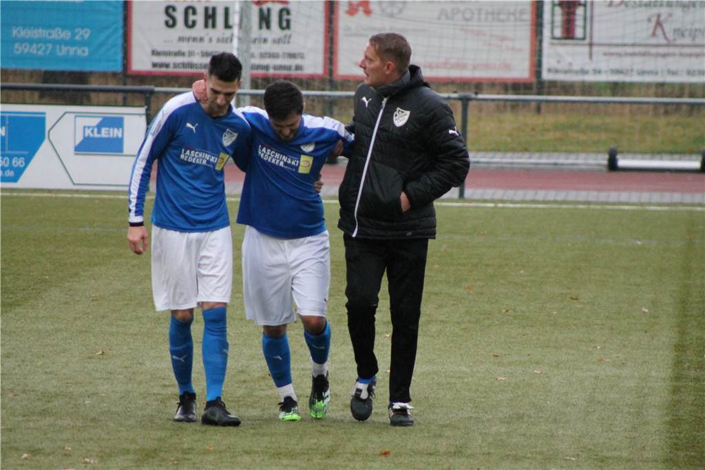 SG Massen feiert gegen BW Alstedde ein Torfestival zum Abschluss der Hinrunde Mario Stojak wird verletzt rausbegleitet.