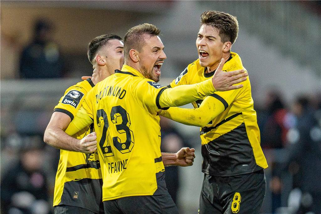 BVB-U23-Trainer Jan Zimmermann kündigt an:: „Wir ändern Strukturen für die Talent-Entwicklung“ Mario Suver, Franz Pfanne und Franz Roggow bejubeln ein Tor.