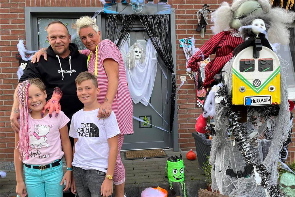 Mario und Stefanie Herrmann mit ihren Pflegekindern Lyonel (11) und Emily (9) vor ihrem Halloween-Haus.
