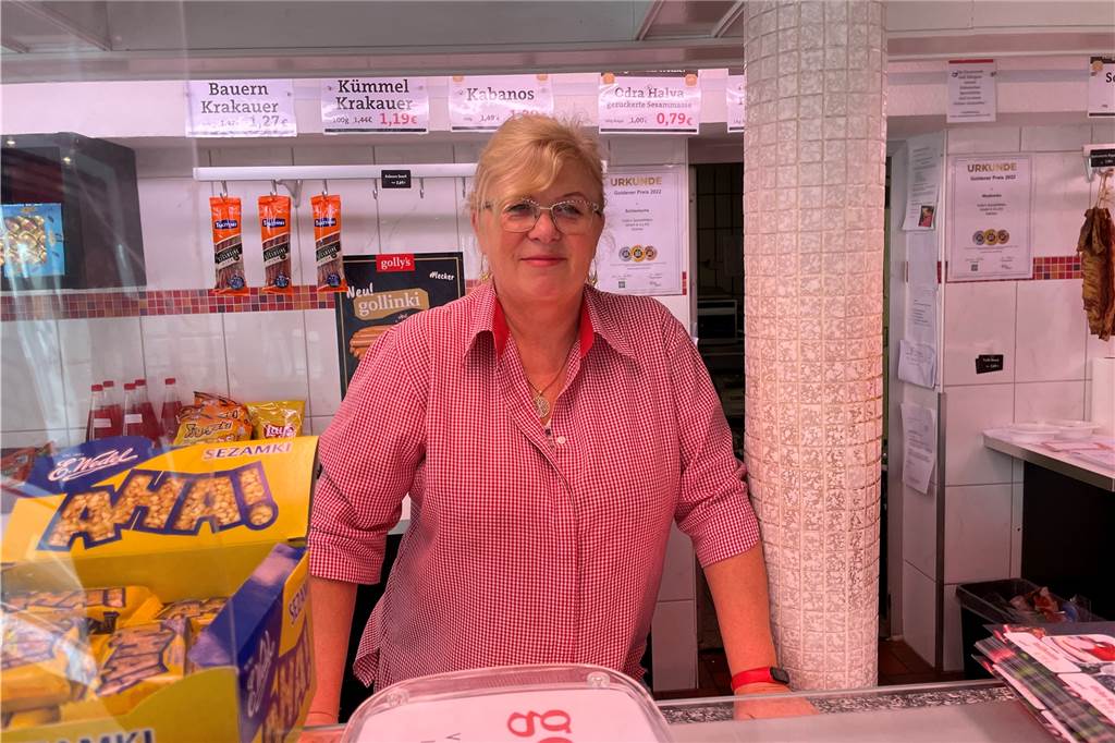 Hellweg-Anlieger Hartmut: „Wenn ich das Bremsen höre, hab ich den Hörer in der Hand“ Mariola Farys hat von ihrem Arbeitsplatz in der Fleischerei Golly's perfekte Sicht auf den Hellweg - und schon den ein oder anderen Beinah-Unfall beobachtet.
