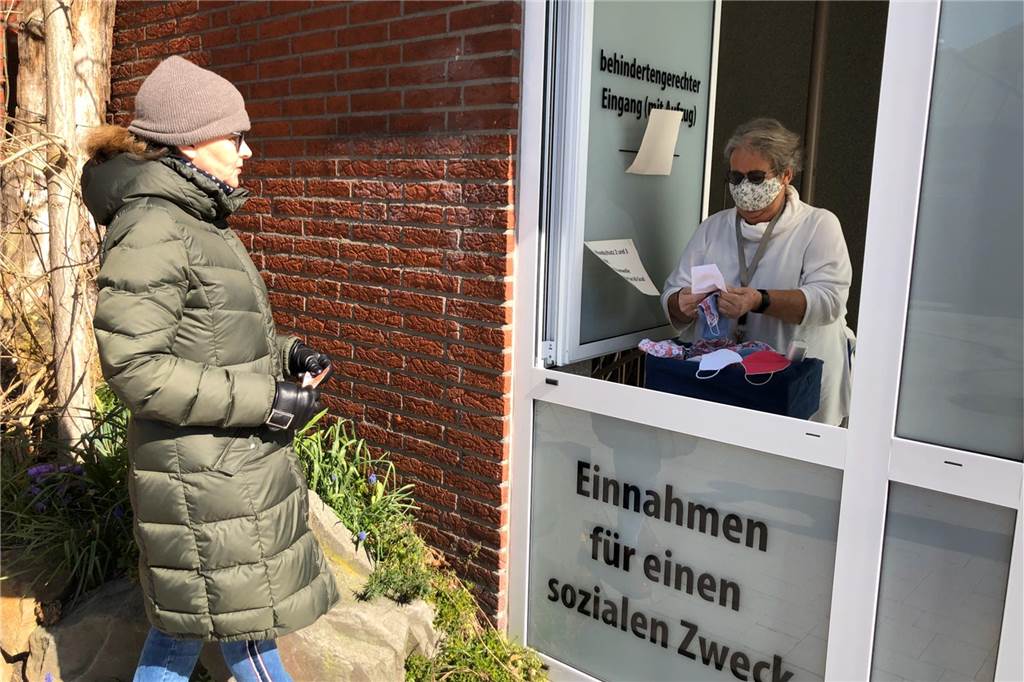 Mit Nadel und Faden gegen Corona: Ahauser nähen Mundschutz Marion Bömer kam am Dienstag zufällig vorbei und kaufte bei Ulrike Beckering gleich mehrere Masken. Sie sagte: "Das ist ja eine super Idee" - und will in ihrer Nachbarschaft Werbung dafür machen.