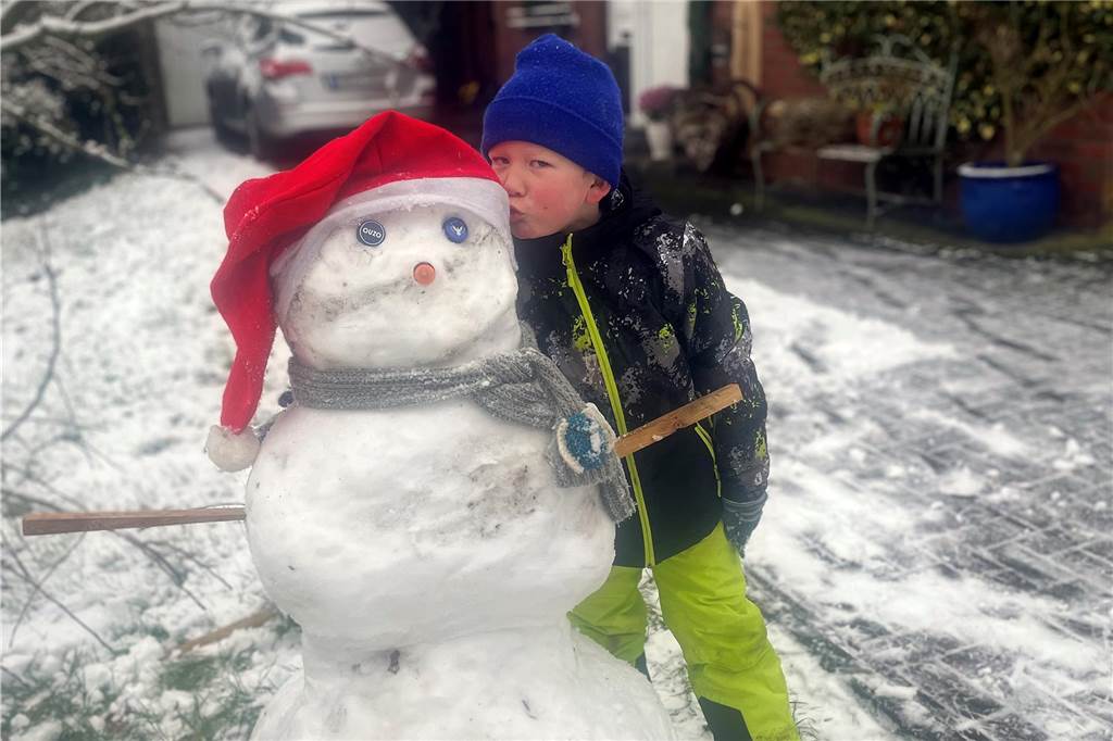 Marion Epping aus Vreden hat ihren Sohn Ben und seinen Schneemann fotografiert, den er liebevoll im eigenen Garten gebaut hat.