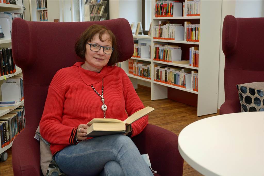 Steigende Nachfrage und bunte Cover: So erlebt Werne den BookTok-Effekt Marion Gloger, stellvertretende Leiterin der Werner Stadtbücherei, sitzt auf einem Sessel im Leseraum und schaut in ein Buch.